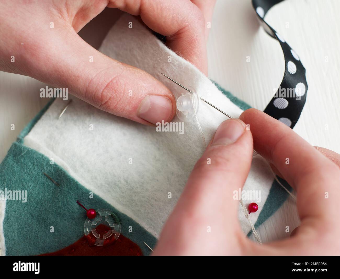 Couture de l'attache à pression sur le sac en feutre Banque D'Images