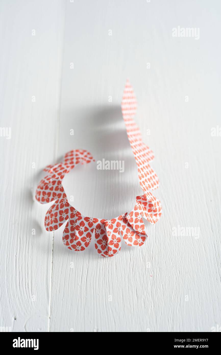 Coupe des courbes en morceau de papier à motifs, faisant de la décoration de fée en papier Banque D'Images