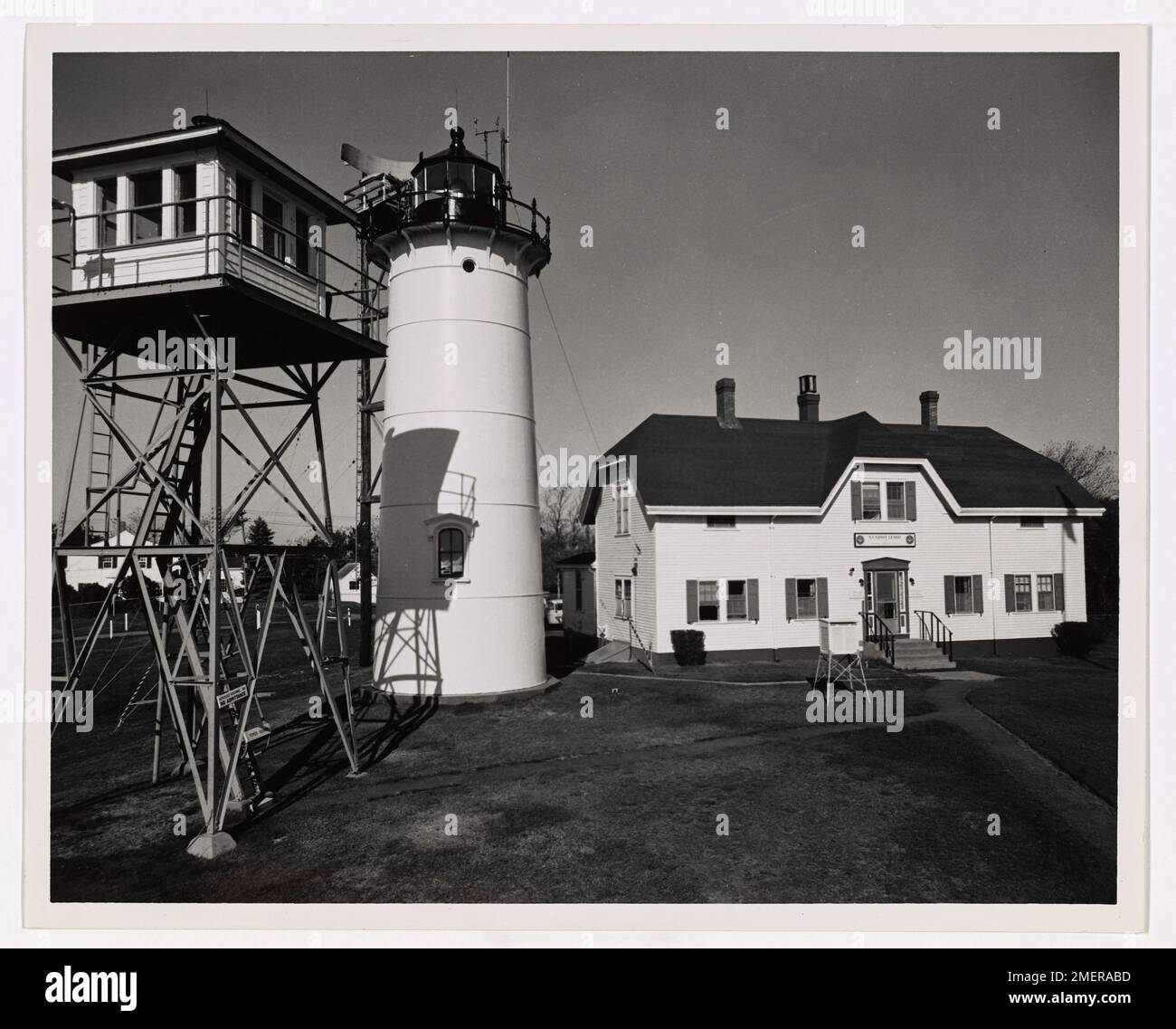 La Chatham Lifeboat Station, située sur la côte de Cape Cod, Massachusetts, est un lieu clé pour les opérations de recherche et de sauvetage de la Garde côtière américaine. Les structures de la station soutiennent la mission essentielle de sauver des vies en mer. Banque D'Images La Chatham Lifeboat Station, située sur la côte de Cape Cod, Massachusetts, est un lieu clé pour les opérations de recherche et de sauvetage de la Garde côtière américaine. Les structures de la station soutiennent la mission essentielle de sauver des vies en mer. Banque D'Images