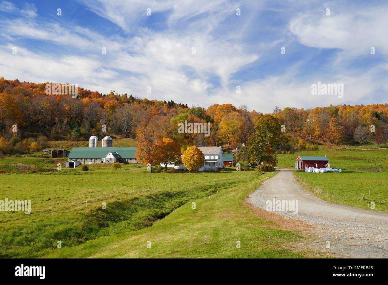 Ferme dans le Vermont entourée par la couleur de l'automne Banque D'Images