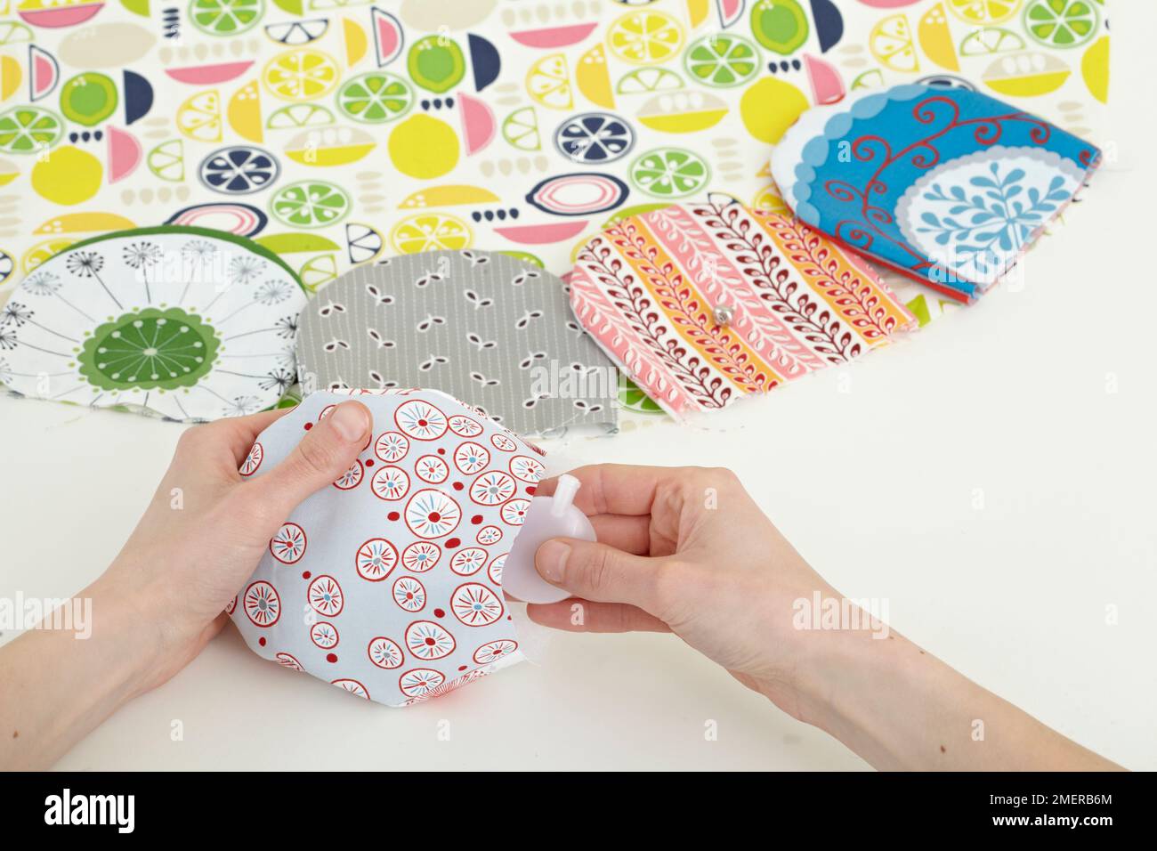 Insertion d'une raclette sur un pétale en tissu, un tapis de jeu pour bébé  Photo Stock - Alamy