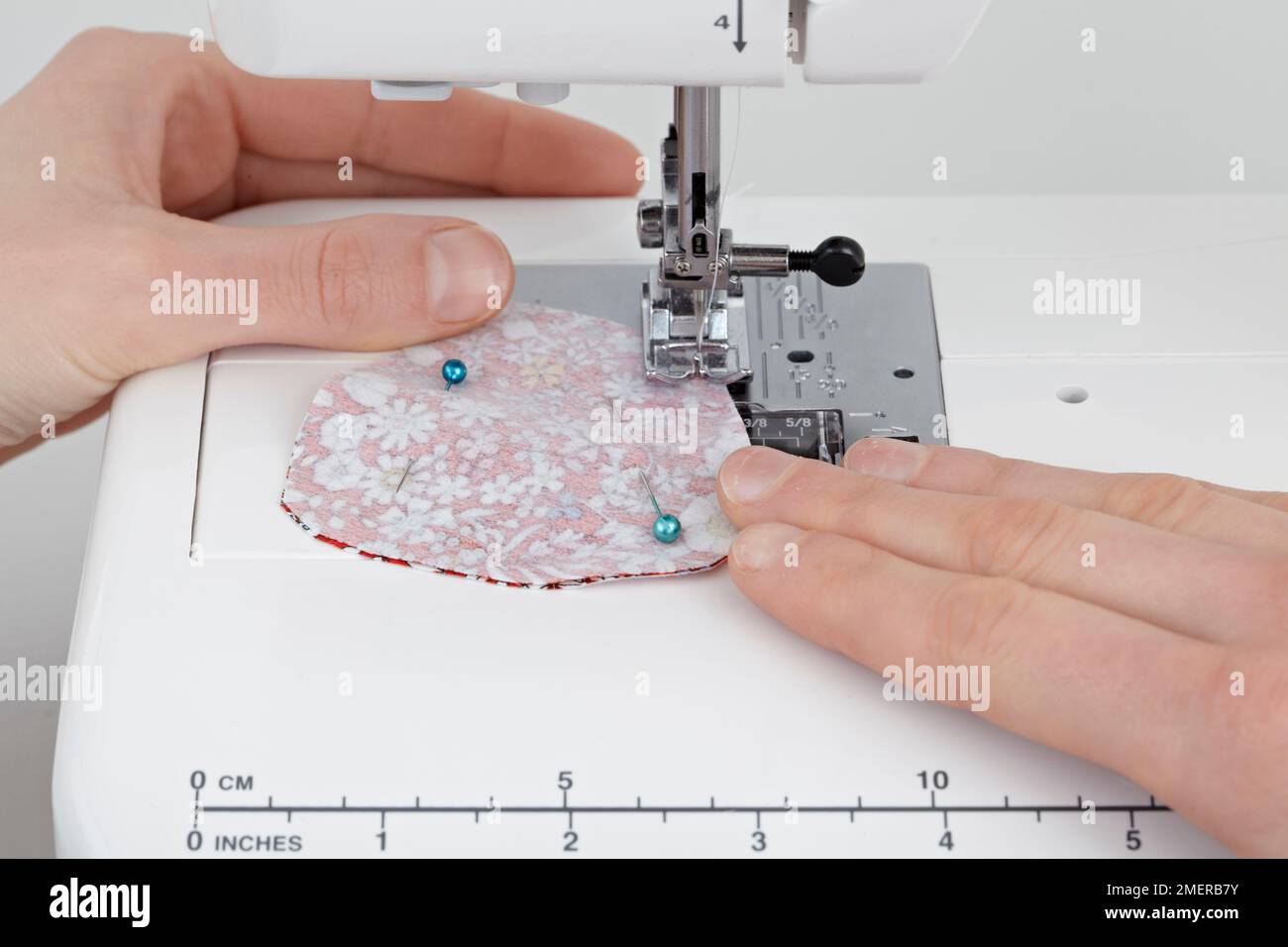 En faisant un papillon jouet, épingler et assembler deux ailes Banque D'Images