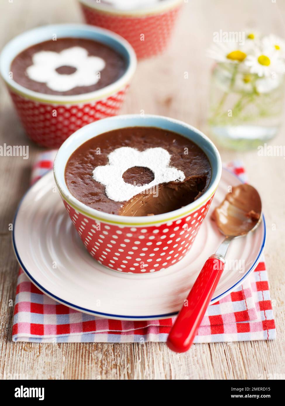 Pots de chocolat à la menthe servis dans une tasse et une soucoupe Banque D'Images