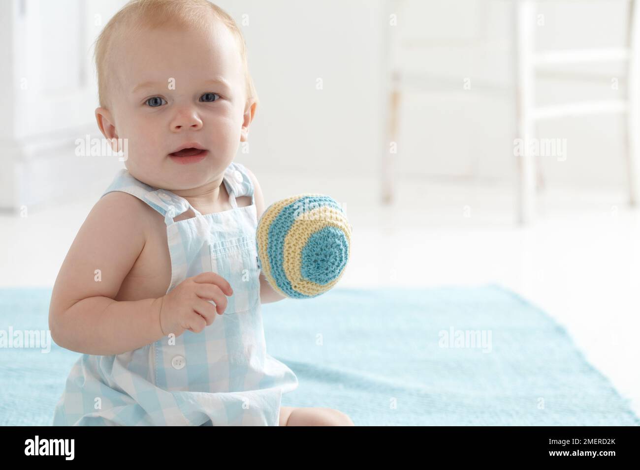 Petite fille, jouer avec des jouets mous ball, 9 mois Banque D'Images