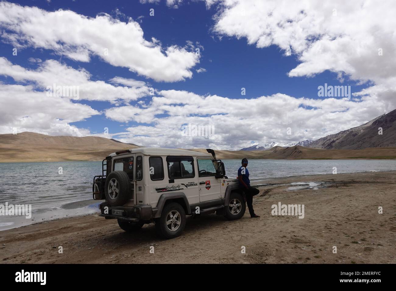 Ladakh, Inde - 24 août 2022: 4x4 en 4x4 dans les montagnes Ove un beau lac à Ladakh, TSO Moriri lac Banque D'Images