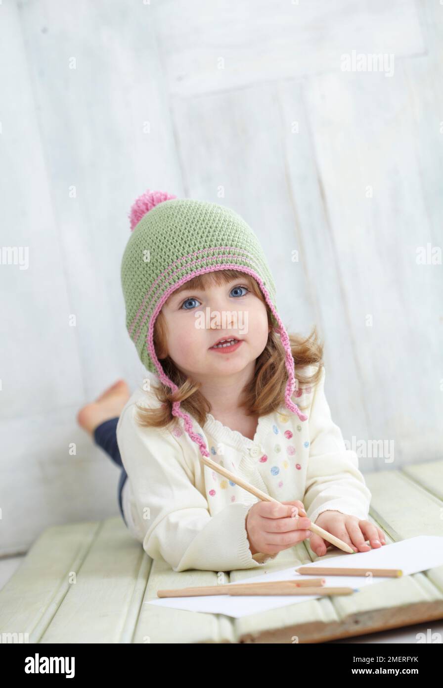 Fille portant un chapeau à rabat en forme de crocheté, 2 ans Banque D'Images