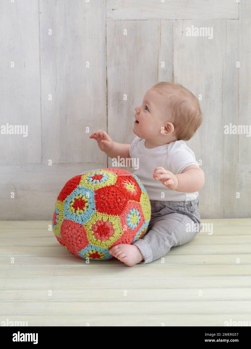 Garçon jouant avec le crocheted ball Banque D'Images