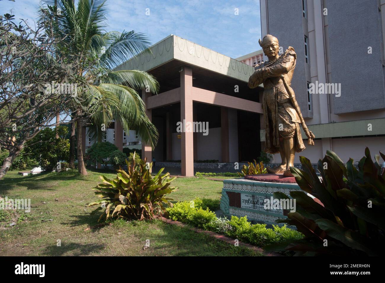 Myanmar, Yangon, le Musée national, statue du roi Bayint Naung devant le musée Banque D'Images Myanmar, Yangon, le Musée national, statue du roi Bayint Naung devant le musée Banque D'Images