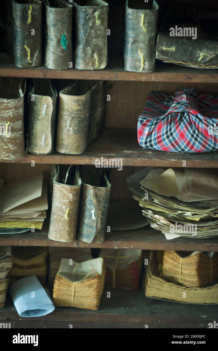 Myanmar, région de Mandalay, atelier de collecte d'or, outils et papier Banque D'Images