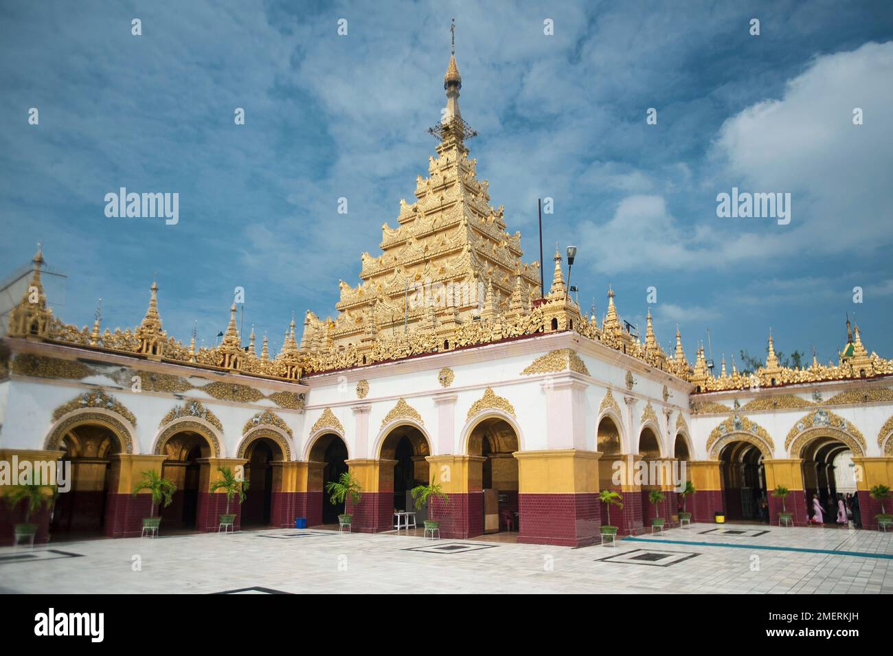 Myanmar, Mandalay, Temple de Mahamuni, cour et stupa Banque D'Images