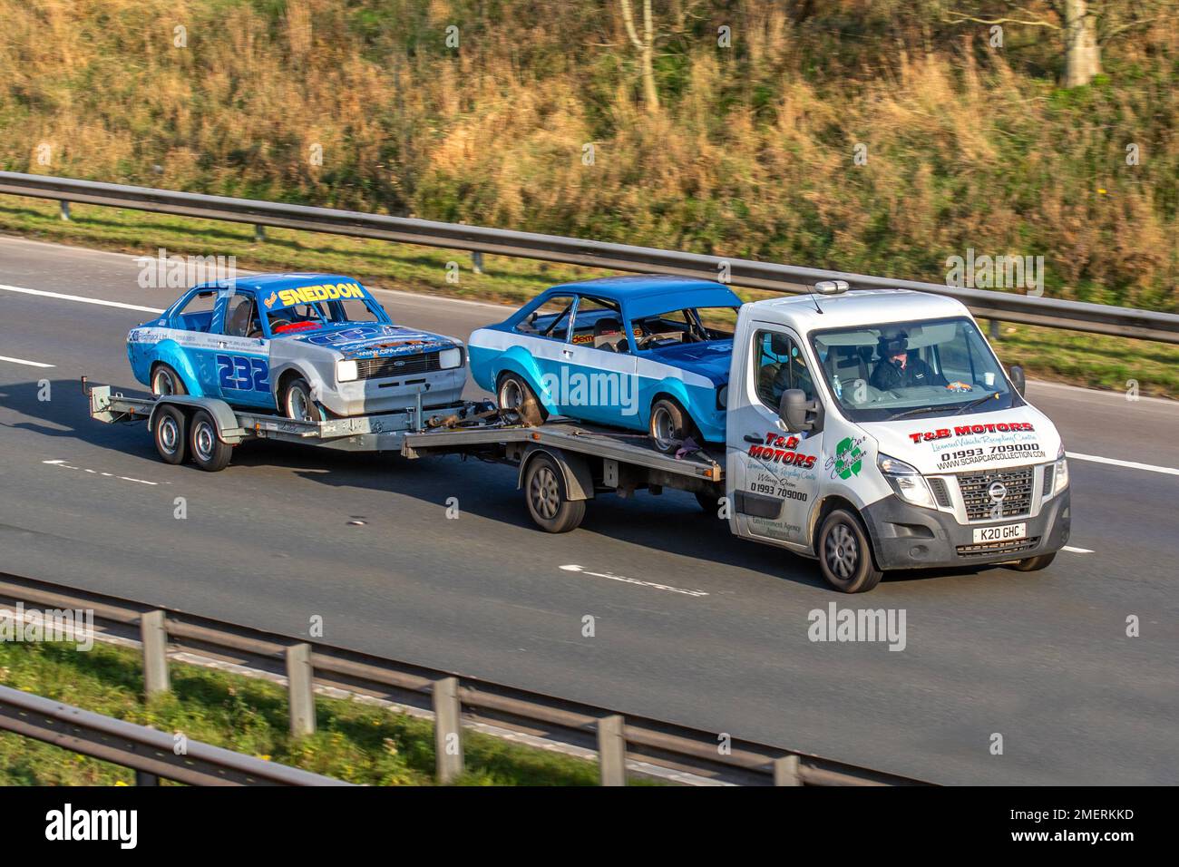 SNEDDON 232 Bleu blanc deux FORD ESCORTE STOCK voitures sur T&B Motors camion et remorque ; sur l'autoroute M61 Royaume-Uni Banque D'Images