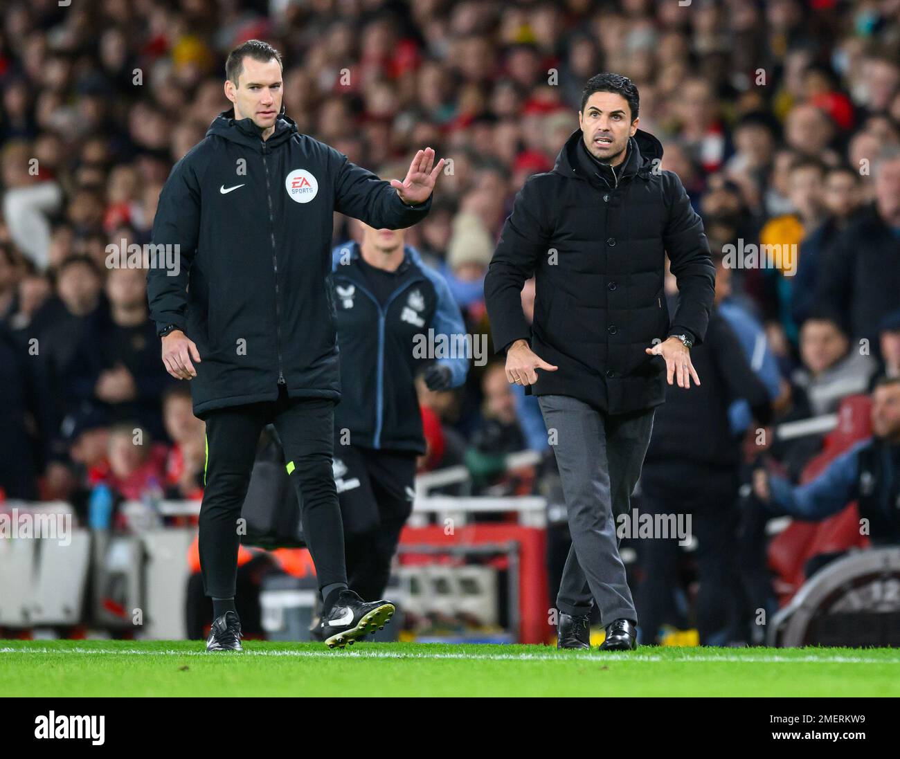 03 janv. 2023 - Arsenal / Newcastle United - Premier League - Emirates Stadium Mikel Arteta, responsable d'Arsenal, est invité à descendre par le quatrième officiel lors du match de Premier League contre Newcastle United. Image : Mark pain / Alamy Live News Banque D'Images