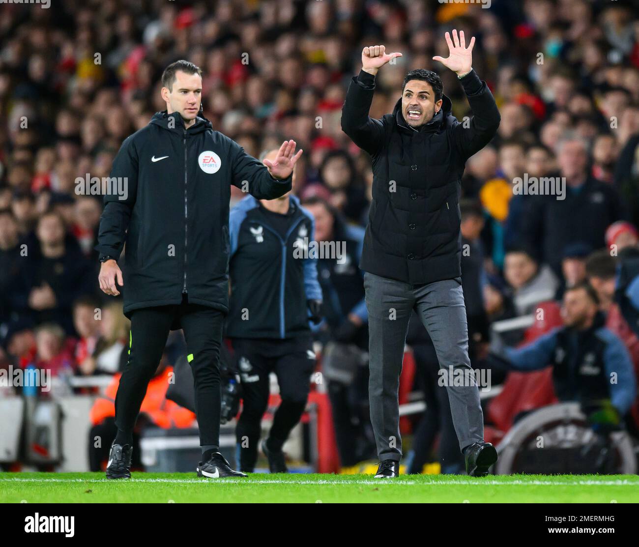 03 janv. 2023 - Arsenal / Newcastle United - Premier League - Emirates Stadium Mikel Arteta, responsable d'Arsenal, est invité à se calmer par le quatrième officiel lors du match de la Premier League contre Newcastle United. Image : Mark pain / Alamy Live News Banque D'Images