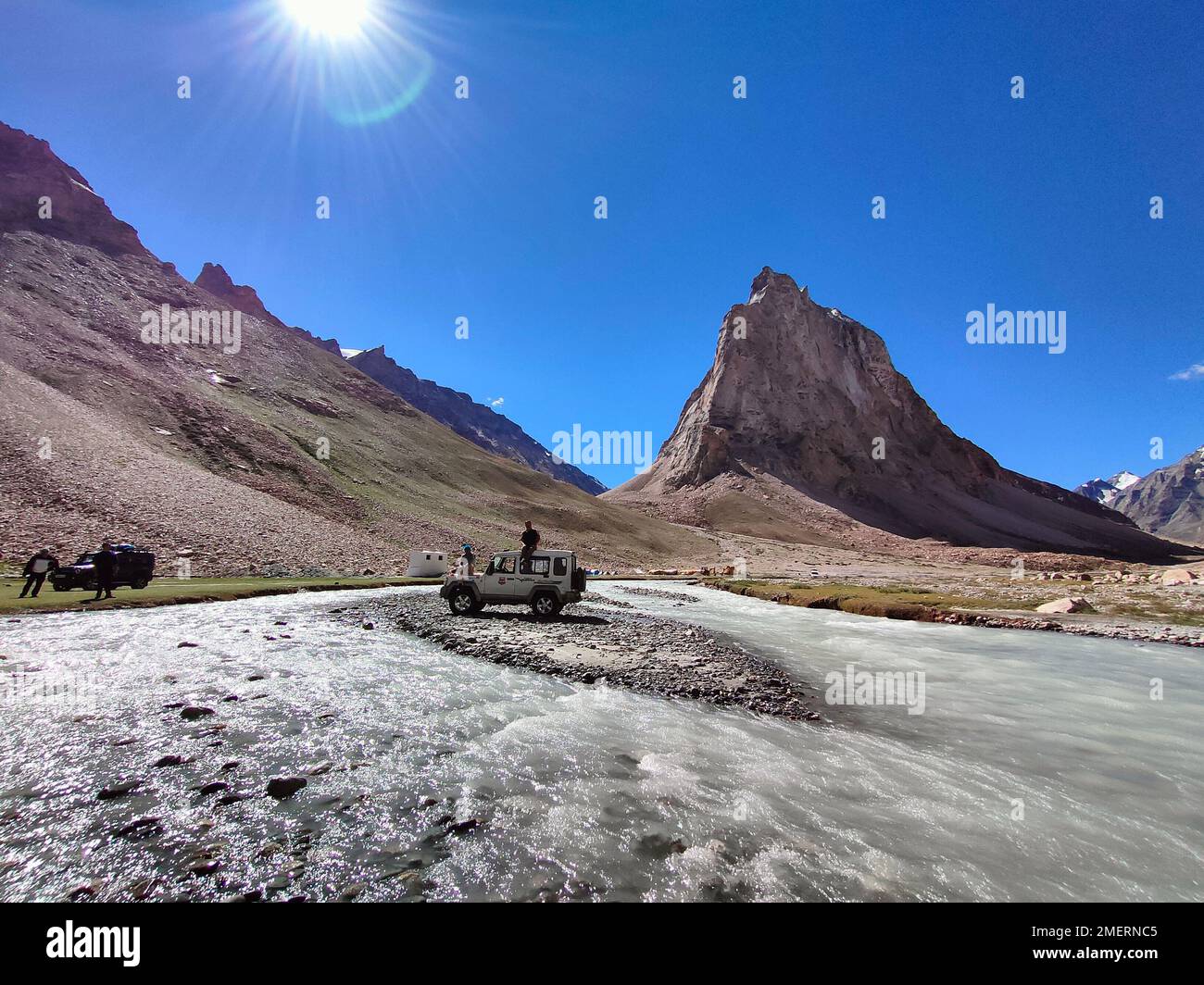 Ladakh, Inde - 24 août 2022: Voiture SUV à Mountais, voyage en route à Ladakh, véhicule dans les montagnes de l'Himalaya. Banque D'Images