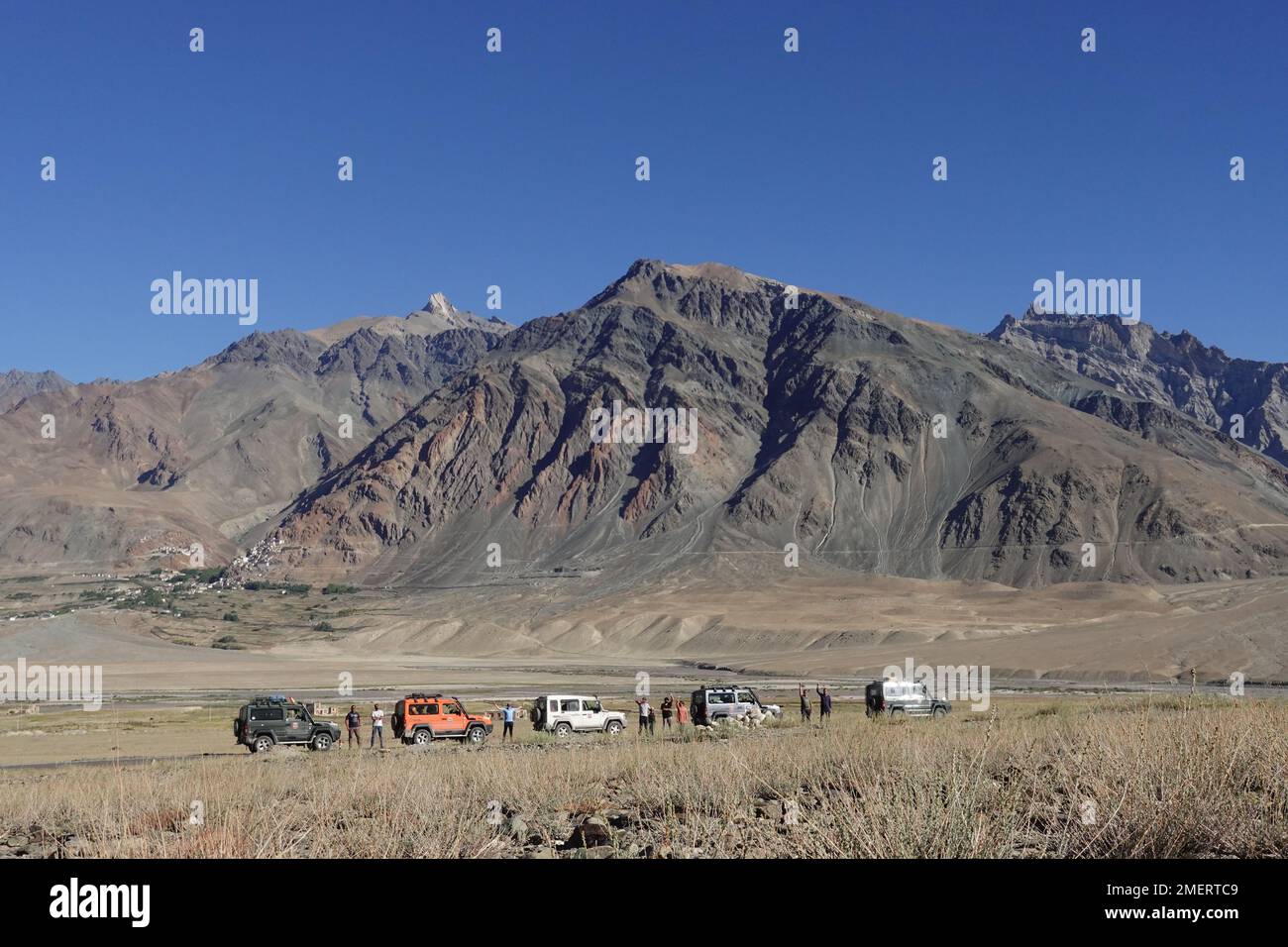 Ladakh, Inde - 24 août 2022: Voiture SUV à Mountais, voyage en route à Ladakh, véhicule dans les montagnes de l'Himalaya. Banque D'Images