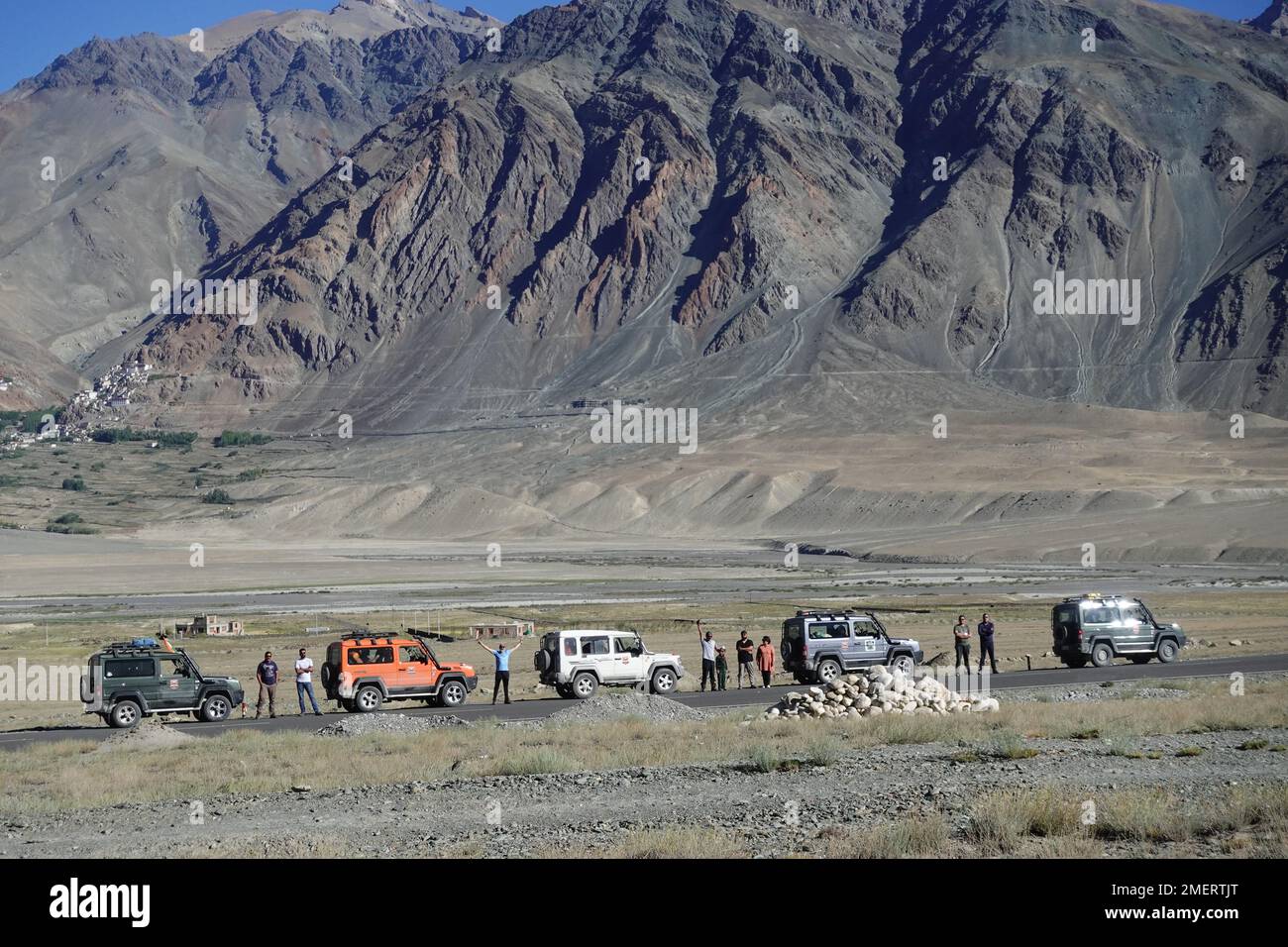 Ladakh, Inde - 24 août 2022: Voiture SUV à Mountais, voyage en route à Ladakh, véhicule dans les montagnes de l'Himalaya. Banque D'Images