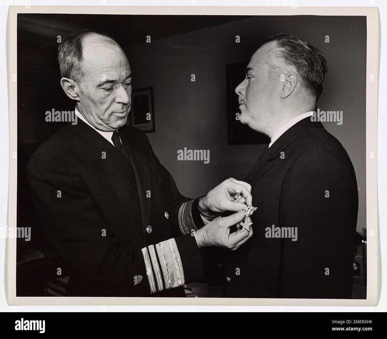 Le commandant James S. Hunt, de la Garde côtière américaine, est honoré pour sa bravoure par les gouvernements américain et britannique. Récompensé de l’étoile d’argent par les États-Unis pour ses actions à Salerne et de la Distinguished Flying Cross par le roi George V en 1918, le service du commandant Hunt est célébré. Banque D'Images