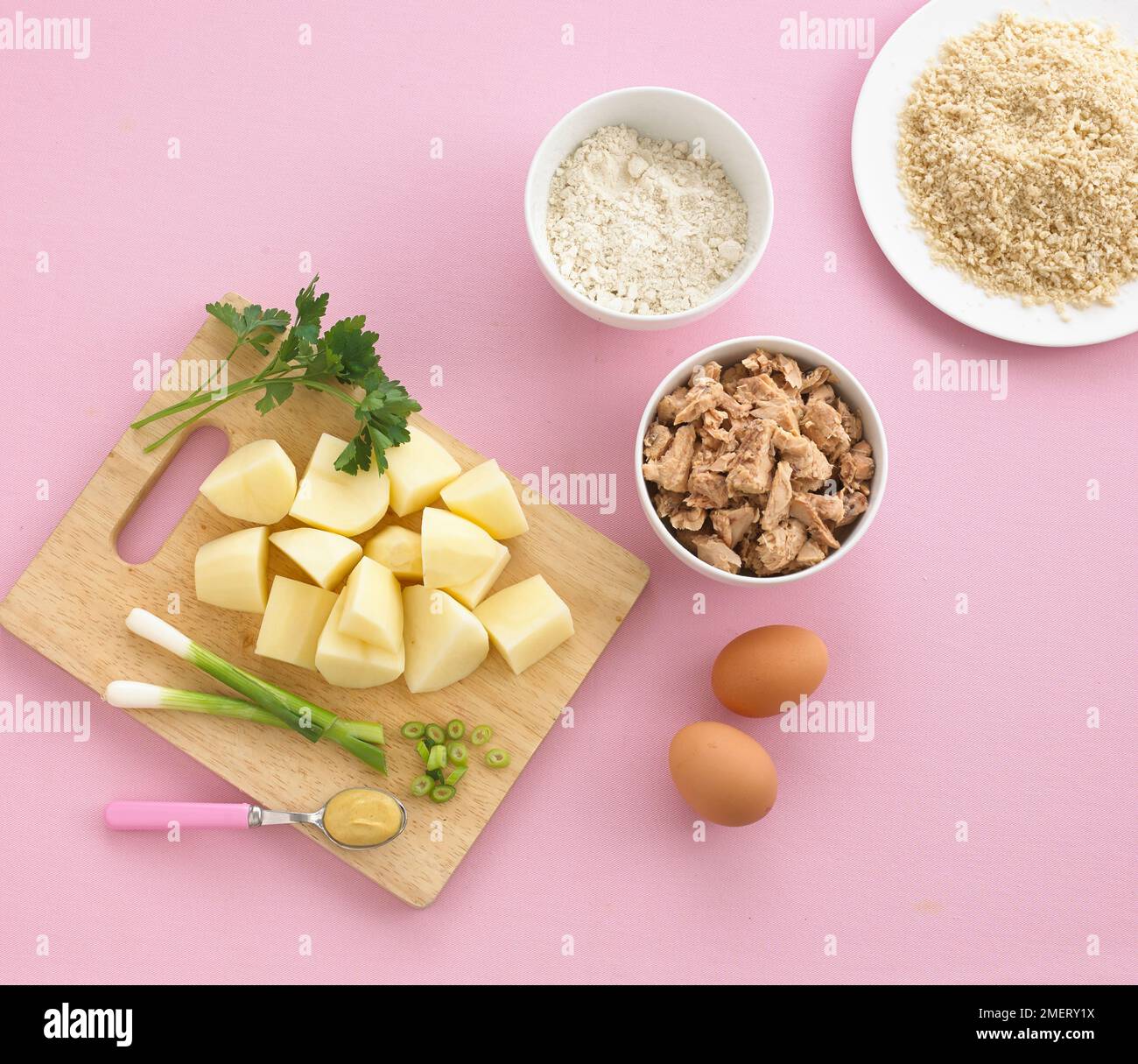 Ingrédients pour la fabrication de gâteaux de poisson de pomme de terre Banque D'Images