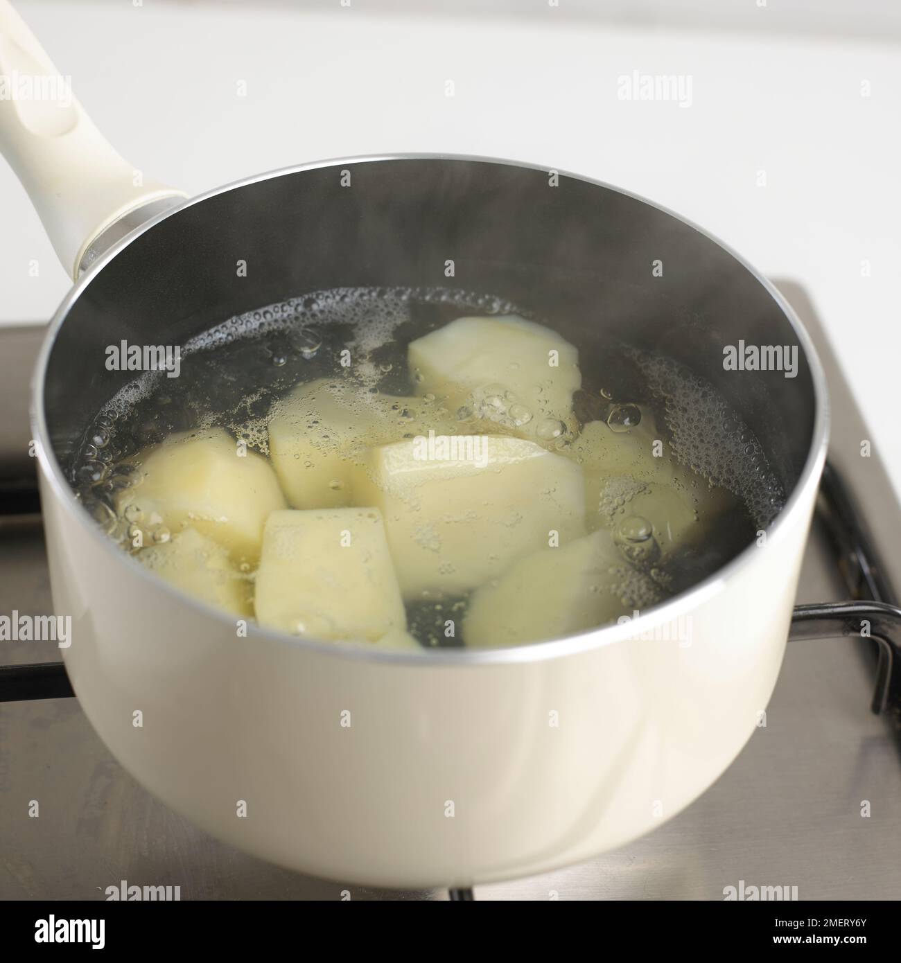 Pommes de terre cuisant à l'eau bouillante dans une casserole sur cuisinière Banque D'Images