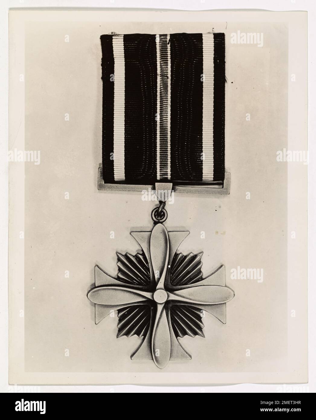 La Distinguished Flying Cross est décernée aux aviateurs pour des vols héroïques. Plusieurs aviateurs de la Garde côtière ont remporté cette prestigieuse médaille pour leur bravoure et leur contribution pendant la seconde Guerre mondiale et d’autres opérations militaires. Banque D'Images