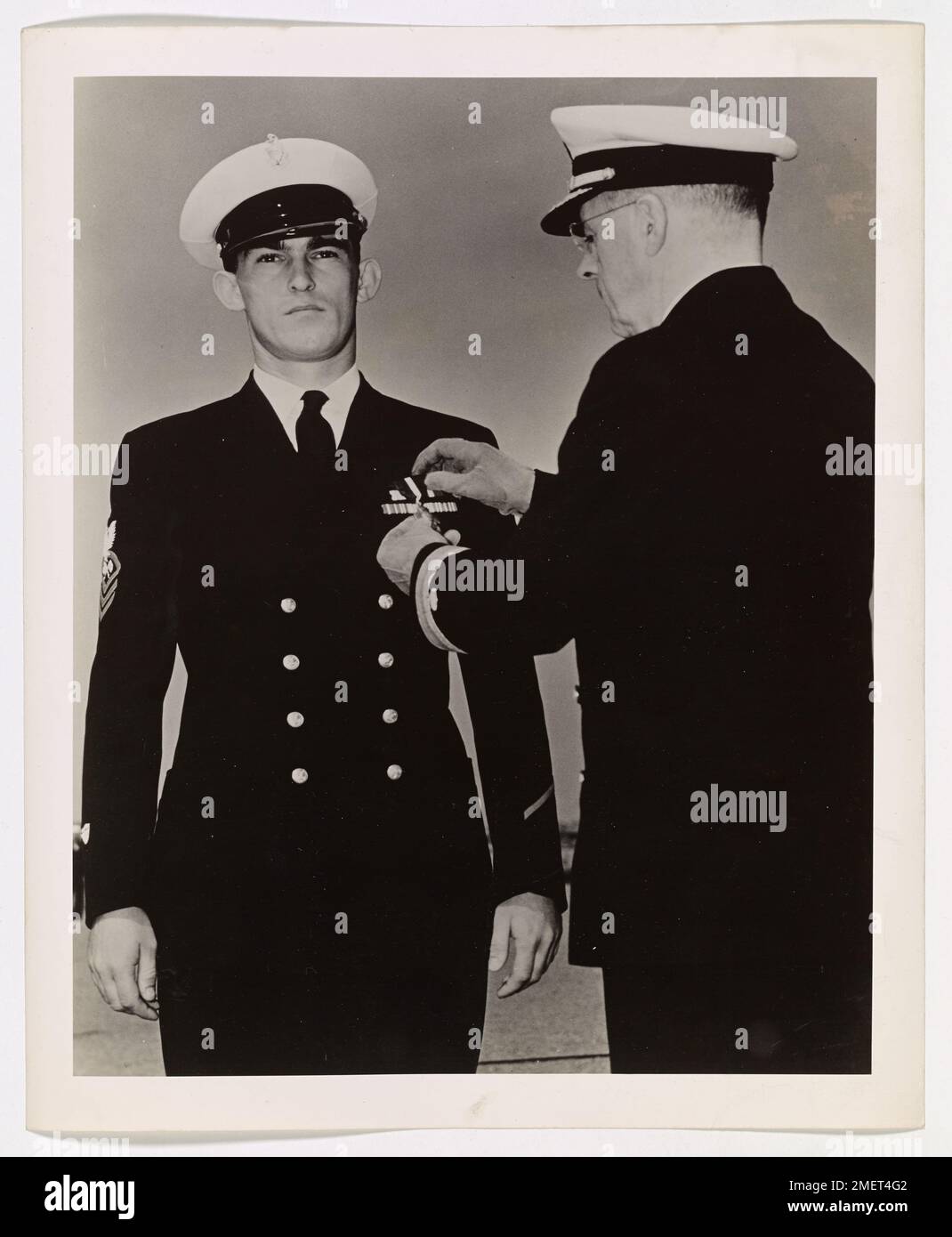 Le chef de la Garde côtière Raymond J. Evans, 22 ans, de Bryn Mawr, Washington, reçoit la Croix de la Marine pour son héroïsme extraordinaire pendant la campagne de Guadalcanal. Evans a fait preuve d'un courage remarquable en évacuant un bataillon de Marines piégé par les forces japonaises, une action critique dans la bataille pour le Pacifique. Banque D'Images