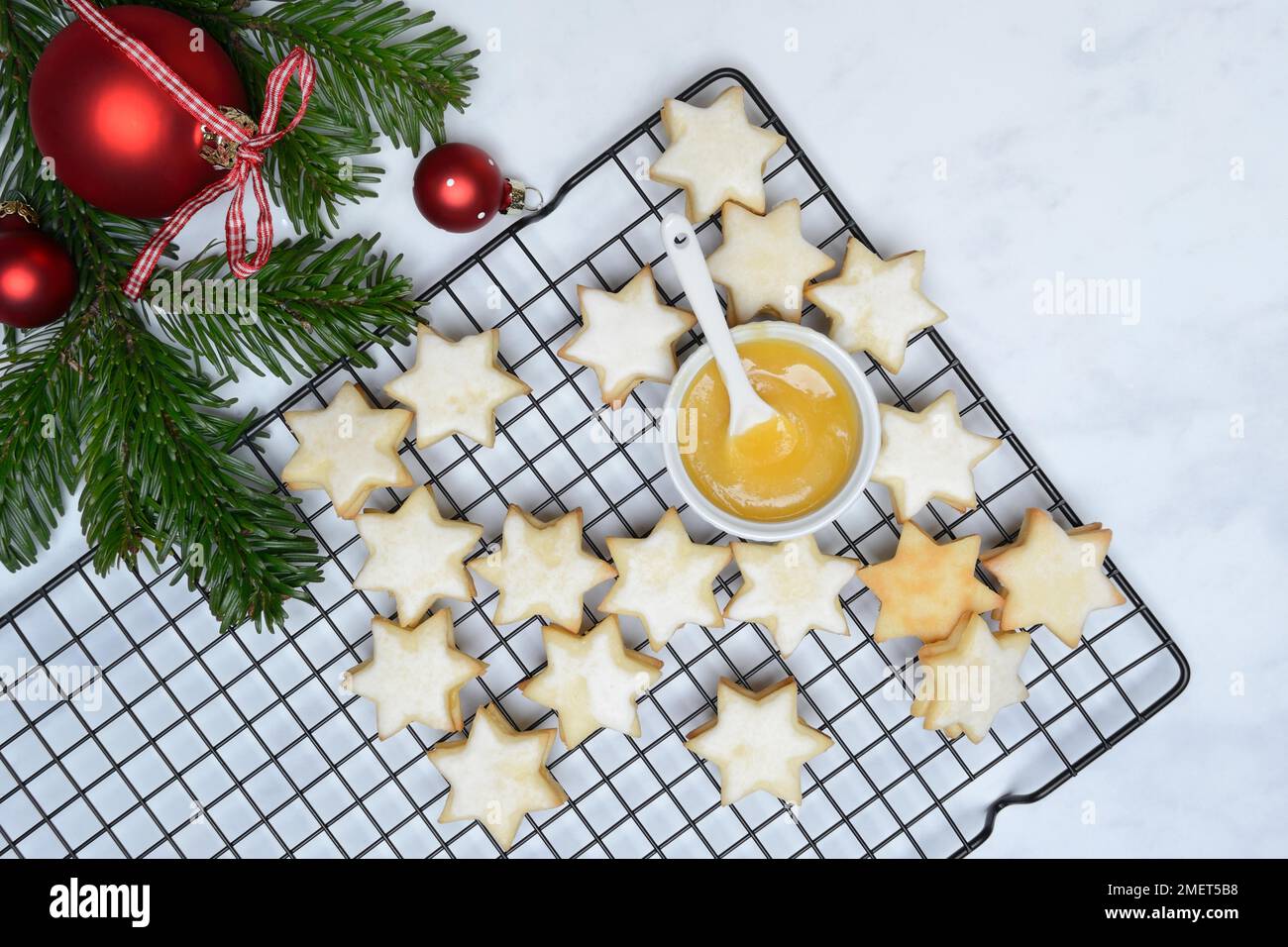 Biscuits de Noël sur un plateau et un panier à gâteau avec du caillé de citron, des étoiles de citron Banque D'Images