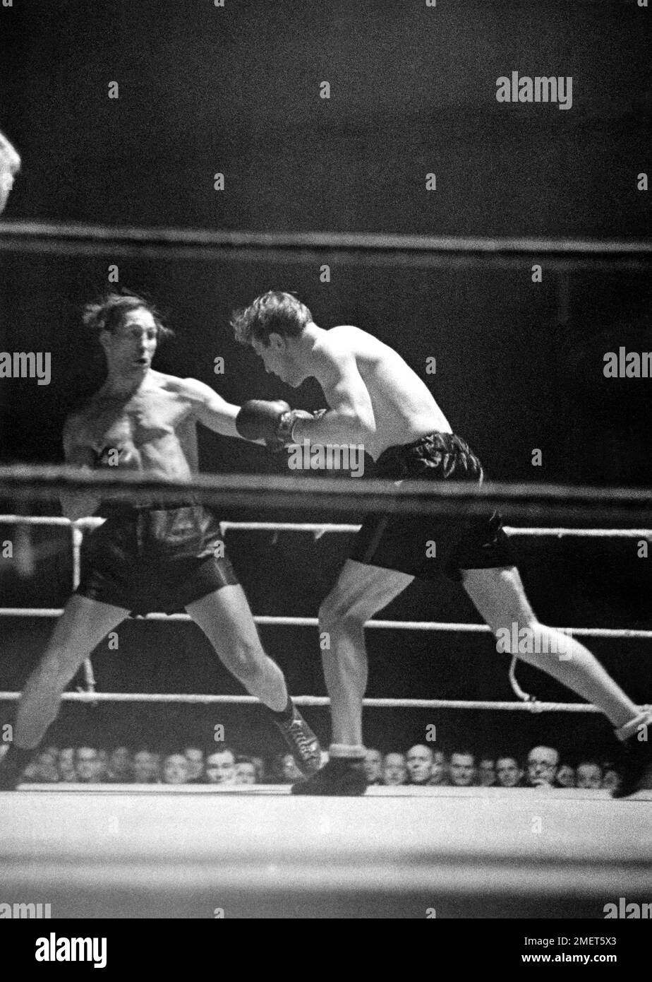 1942 , février , ALLEMAGNE : qualificatifs de boxe pour le championnat de poids lourd allemand . Le champion européen allemand poids lourd , le boxeur ARNO KOLBLIN ( Kölblin , 1911 - 1988 ), à gauche de cette photo, la perte pour Ko avec le gagnant suédois OLLE TANDBERG ( 1918 - 1996 ) . Kolblin a pris sa retraite en 1950 avec un record de 50 victoires sur 78 combats, avec 20 défaites et 8 nulles. Au début de 1950s, Kölblin a travaillé comme entraîneur dans la République démocratique allemande communiste. En 1956, il s'enfuit en Allemagne de l'Ouest, où il continue à travailler comme entraîneur de boxe et plus tard comme gérant . Photographe inconnu .- SPORT - BOÎTE Banque D'Images