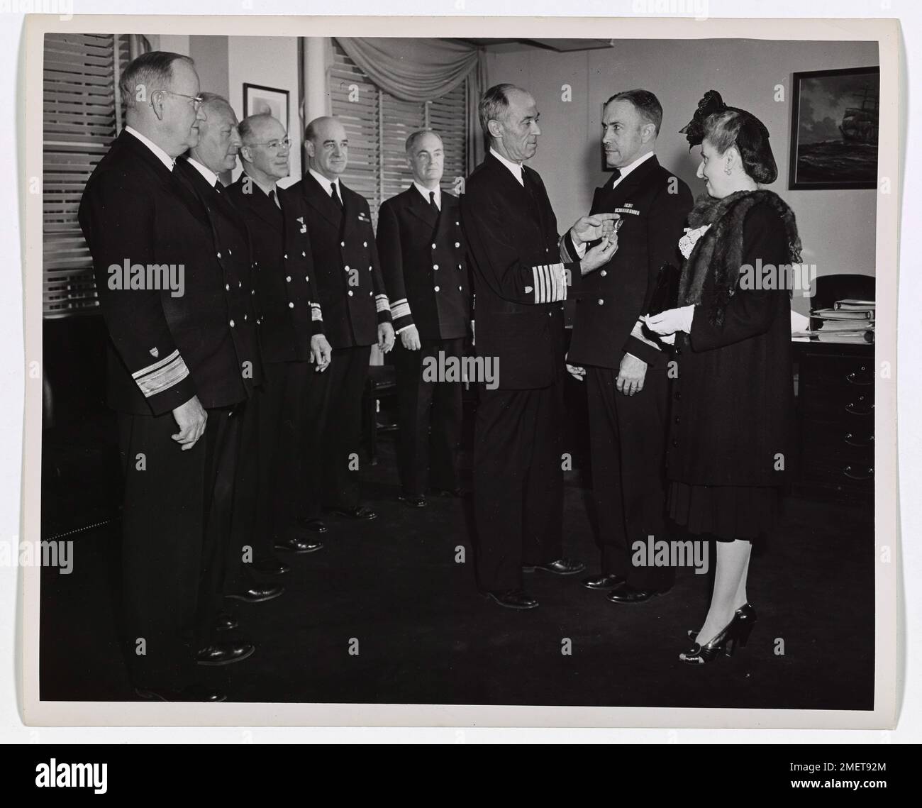 Le contre-amiral Edward H. 'Iceberg' Smith reçoit la Distinguished Service Medal de l'amiral Russell R. Waesche pour son service exceptionnel au commandement de la patrouille du Groenland et d'une force opérationnelle dans la flotte de l'Atlantique de 1941 à 1944. La cérémonie a eu lieu à Washington, D.C. Banque D'Images