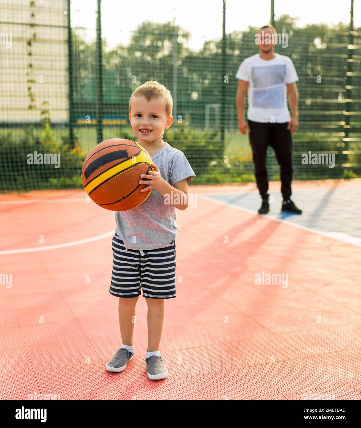 père fils jouant au basket-ball Banque D'Images