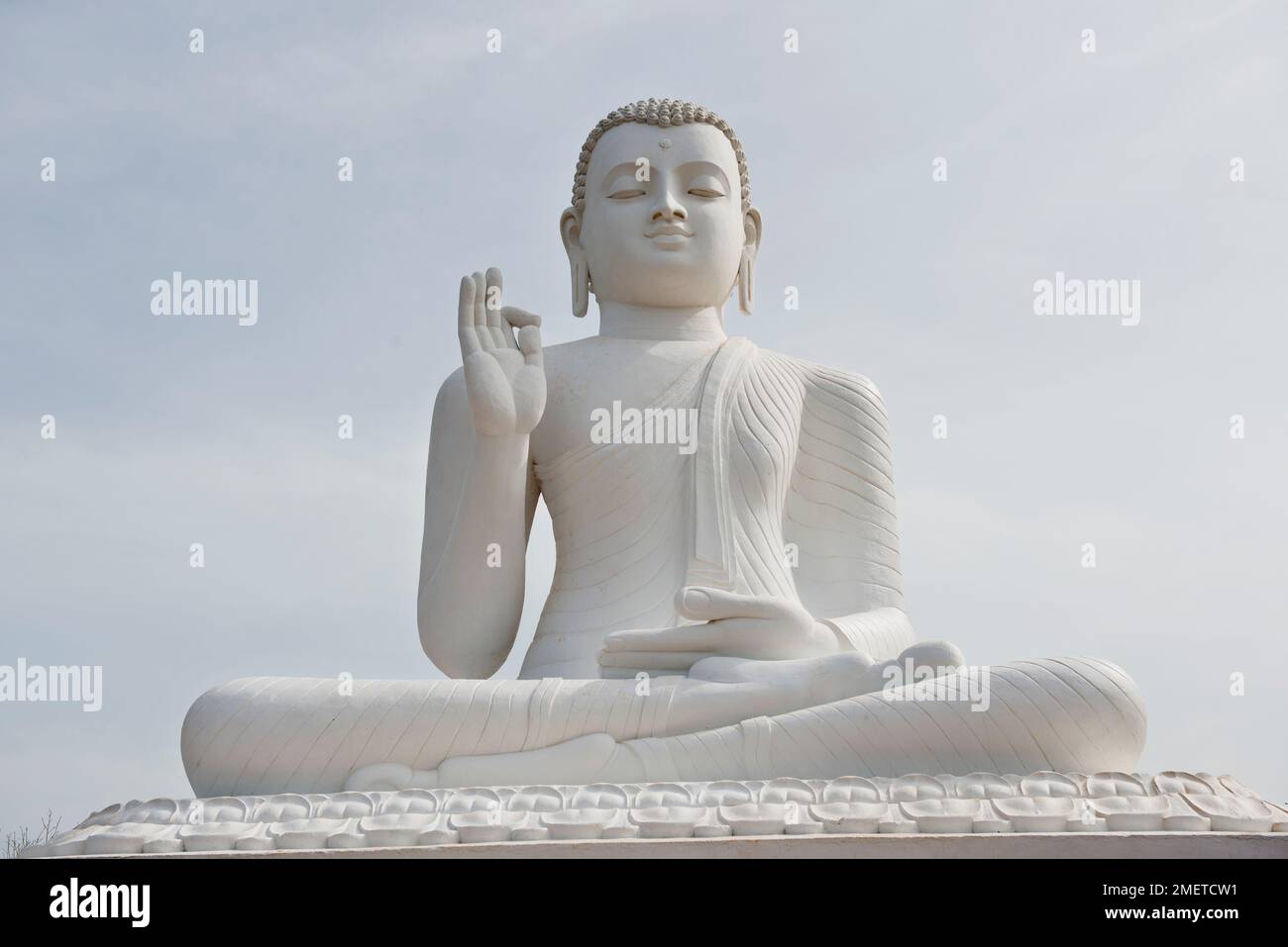 Anuradhapura, Grand Bouddha blanc, Mihintale, province du Centre-Nord, Sri Lanka, Vitarka Mudra Banque D'Images