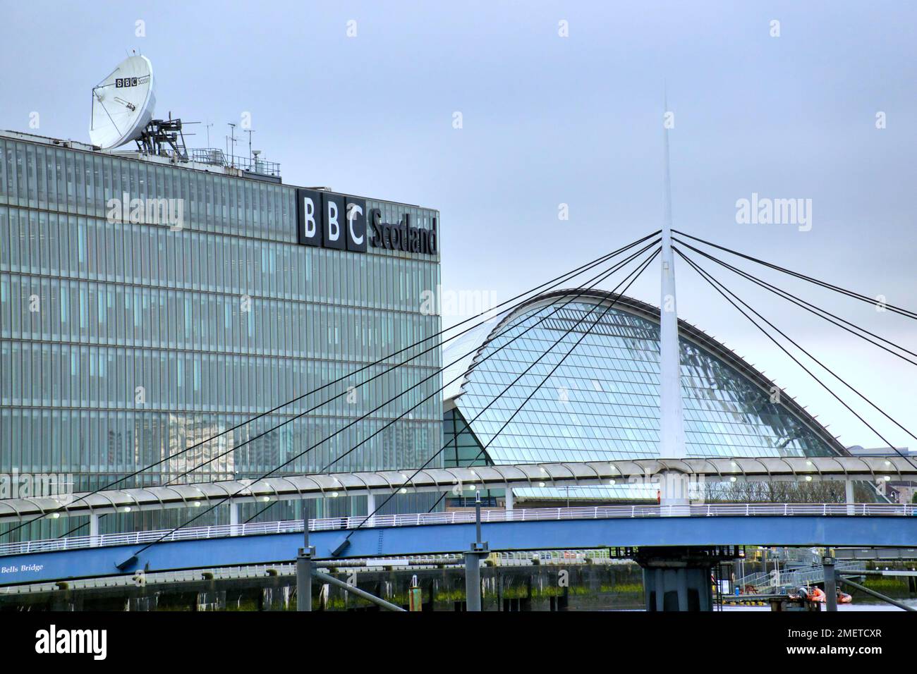 BBC Scotland pacific quay studios et le pont cloches Banque D'Images