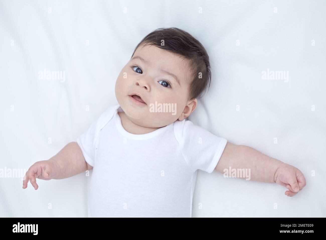 Bébé fille (16 semaines) regardant l'appareil photo Banque D'Images