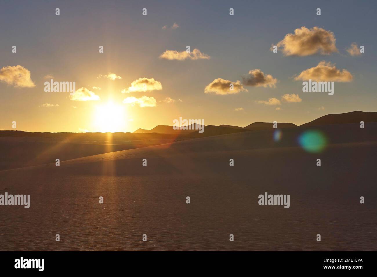 Lumière du soir, crépuscule, coucher de soleil, contre-jour, dunes, collines, nuages gris-blanc, ciel bleu, côte nord-est, région des dunes, El Jable, réserve naturelle Banque D'Images