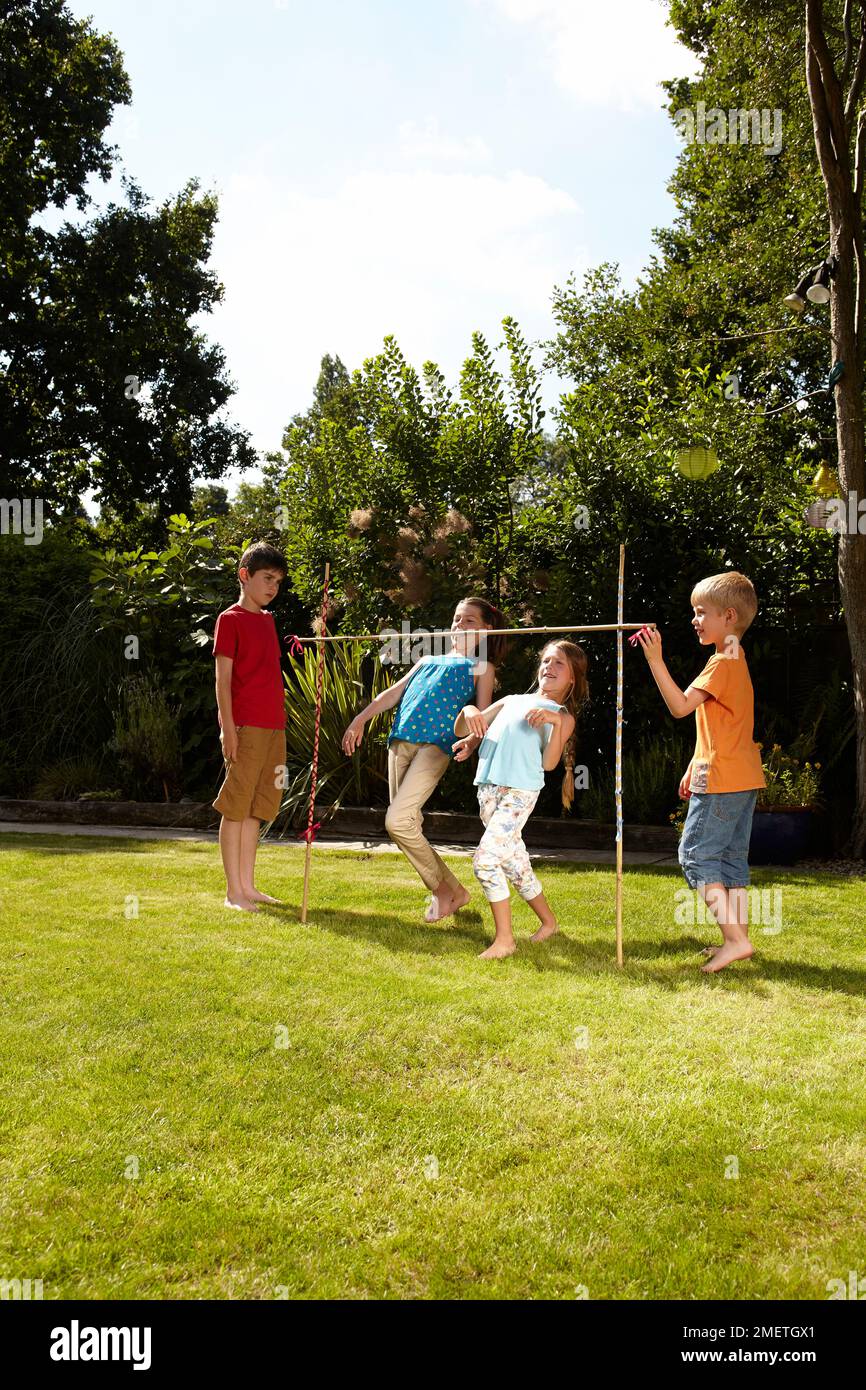 Les enfants dansent dans le jardin Banque D'Images