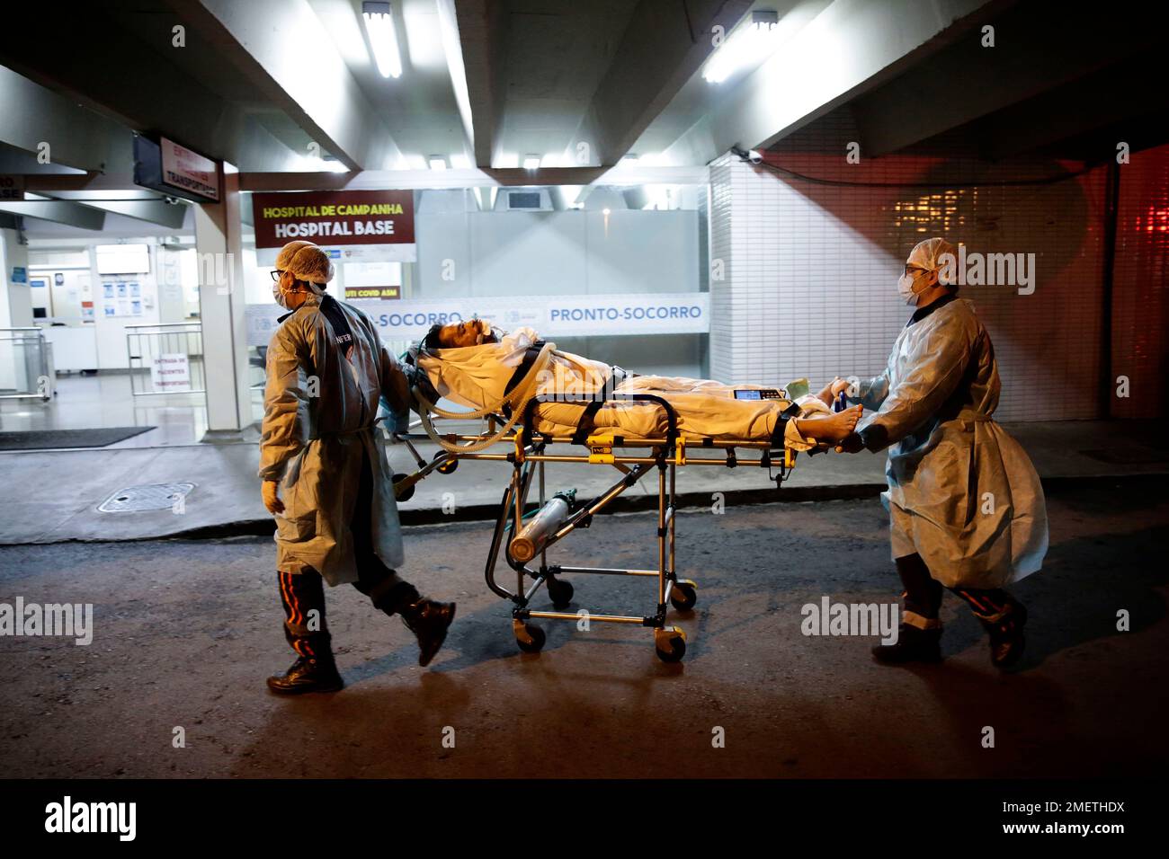 Healthcare workers of the public Mobile Emergency Service bring a patient suspected of suffering from COVID-19 to the Base Public Hospital in Brasilia, Brazil, Wednesday, March 31, 2021. (AP Photo/Eraldo Peres) Banque D'Images