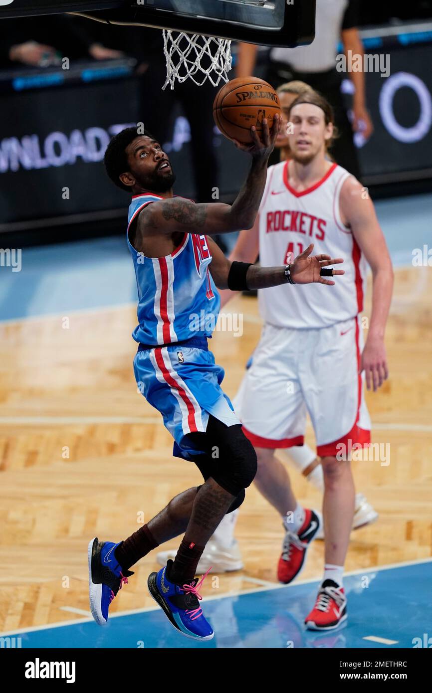 Brooklyn Nets' Kyrie Irving (11) drives past Kelly Olynyk during the first half of an NBA basketball game Wednesday, March 31, 2021, in New York. (AP Photo/Frank Franklin II) Banque D'Images