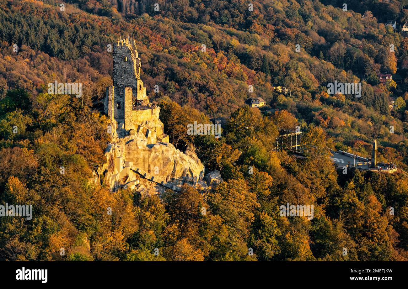 Ruine du château de Drachenfels, construit en 1149, avec hôtel, restaurant Drachenfels et terrasse des visiteurs, Siebengebirge, Koenigswinter, Rhénanie, Nord Banque D'Images