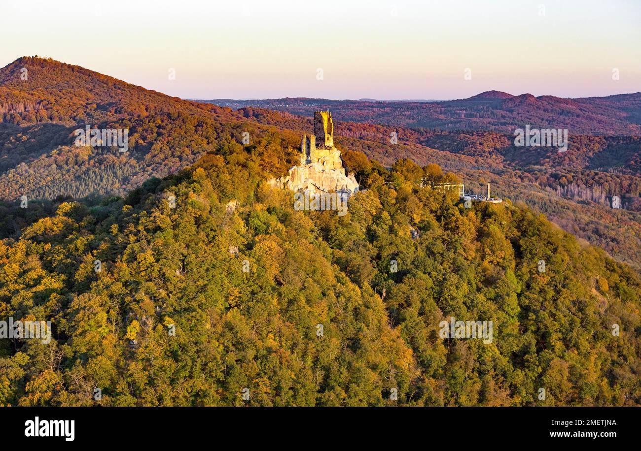 Ruine du château de Drachenfels, construit en 1149, avec hôtel, restaurant Drachenfels et terrasse des visiteurs, Siebengebirge, Koenigswinter, Rhénanie, Nord Banque D'Images