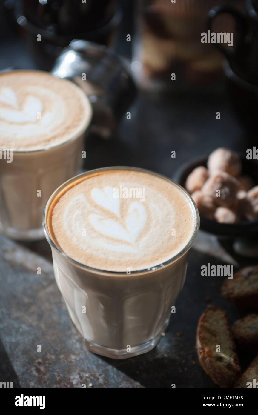 Deux verres de café latte avec art de latte de tulipe Banque D'Images