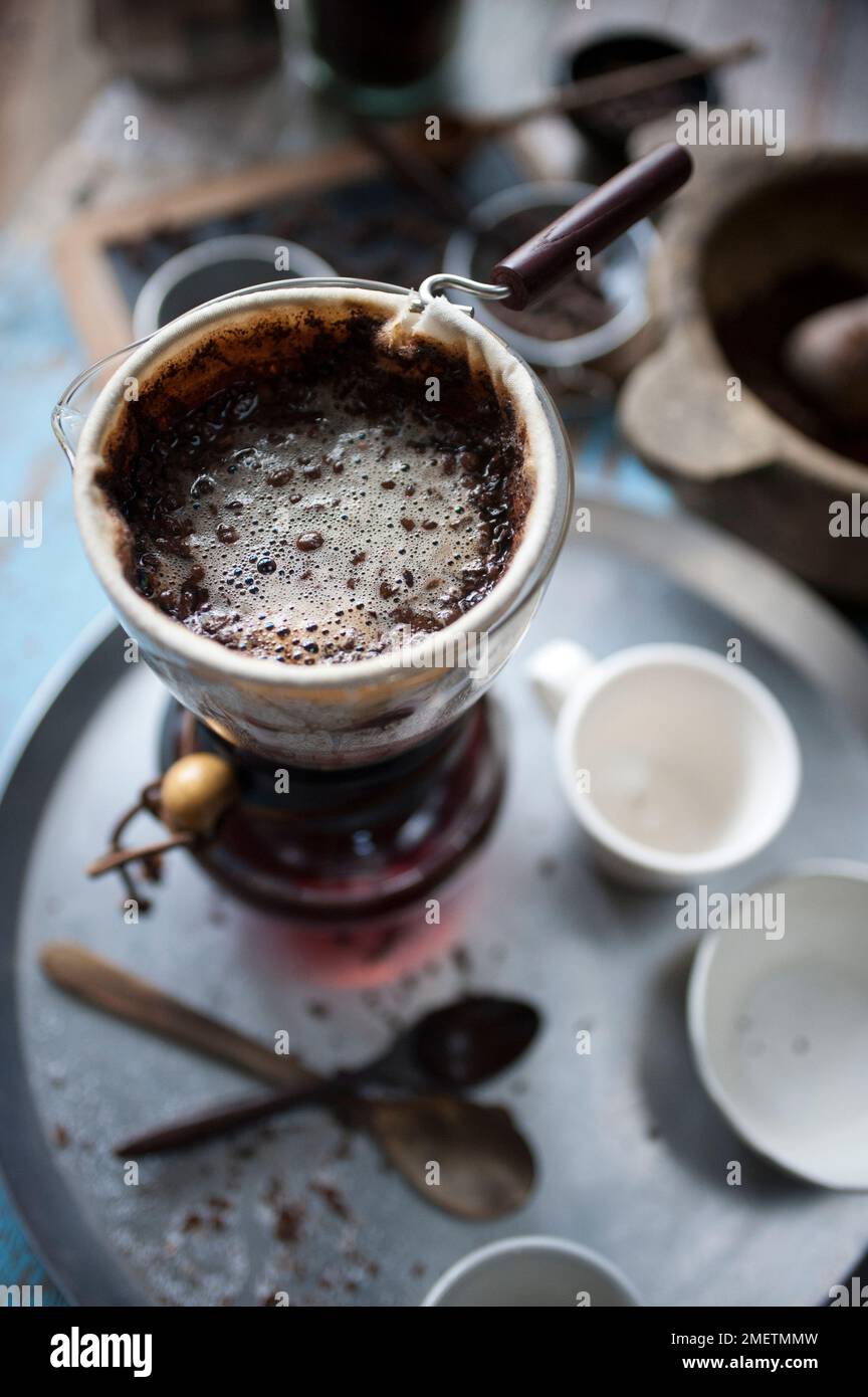 Caffe Touba, vidange du café par un chiffon dans une verseuse en verre Banque D'Images