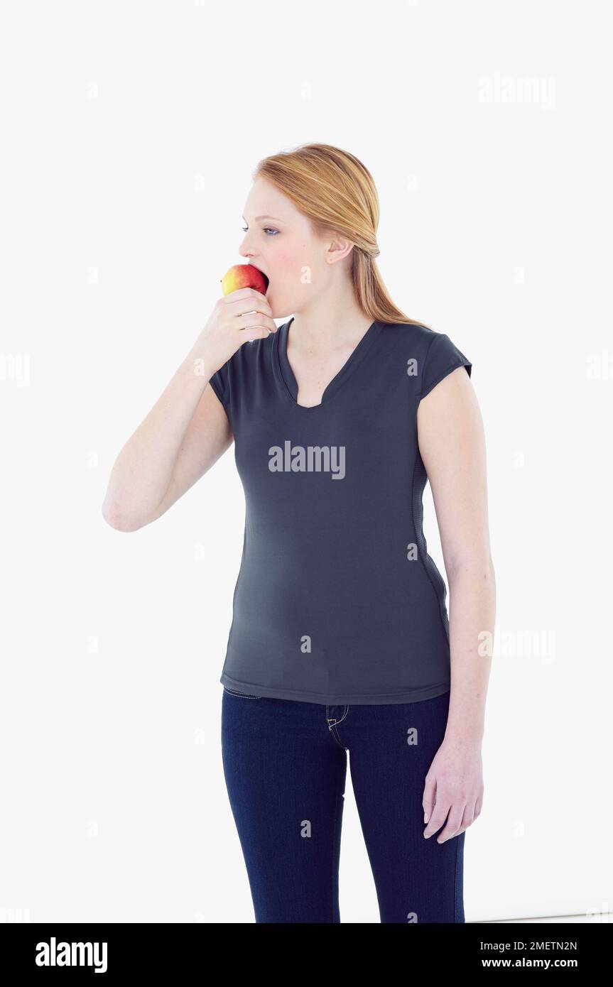 Woman eating apple Banque D'Images