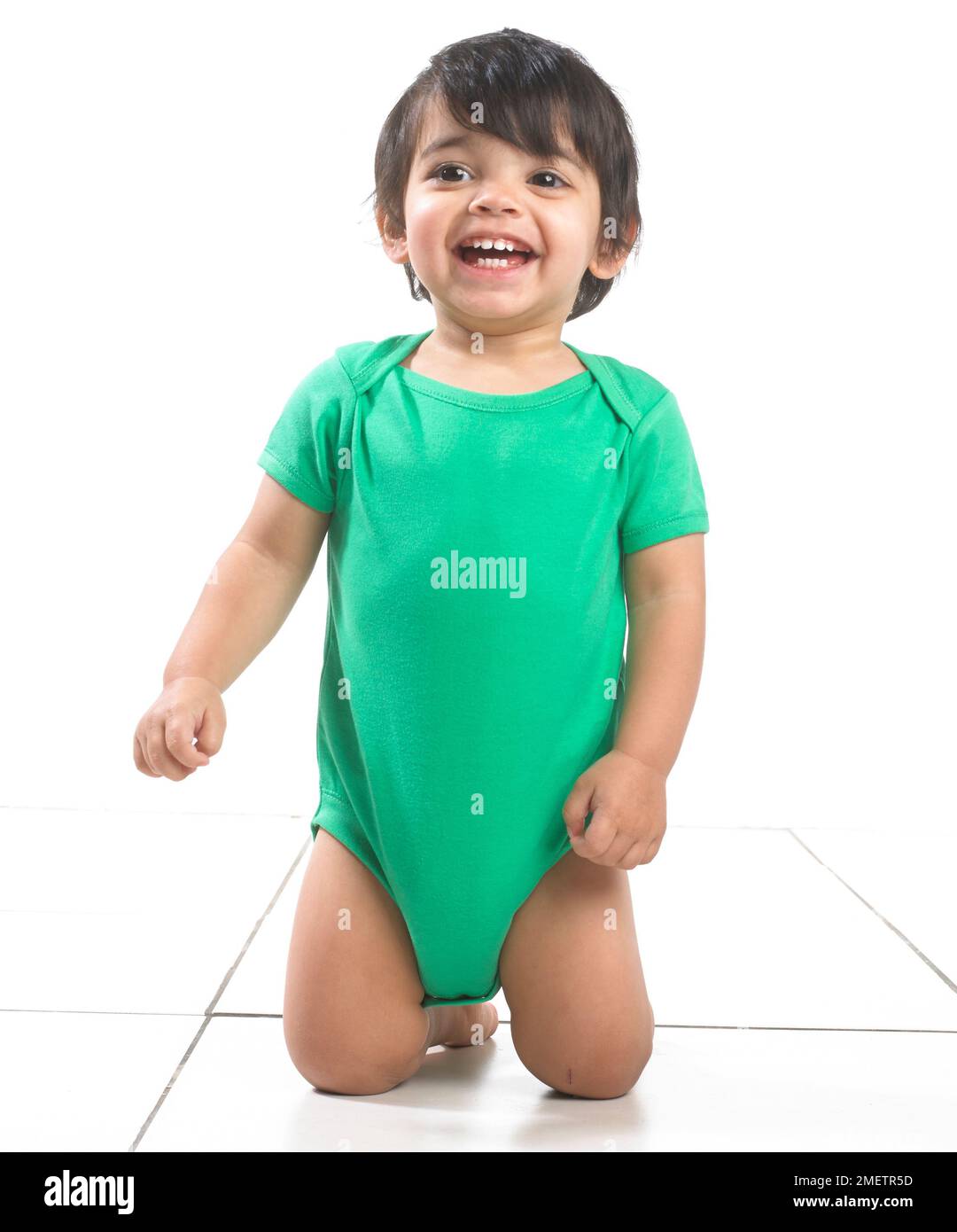 Bébé garçon (16 mois) à genoux Banque D'Images