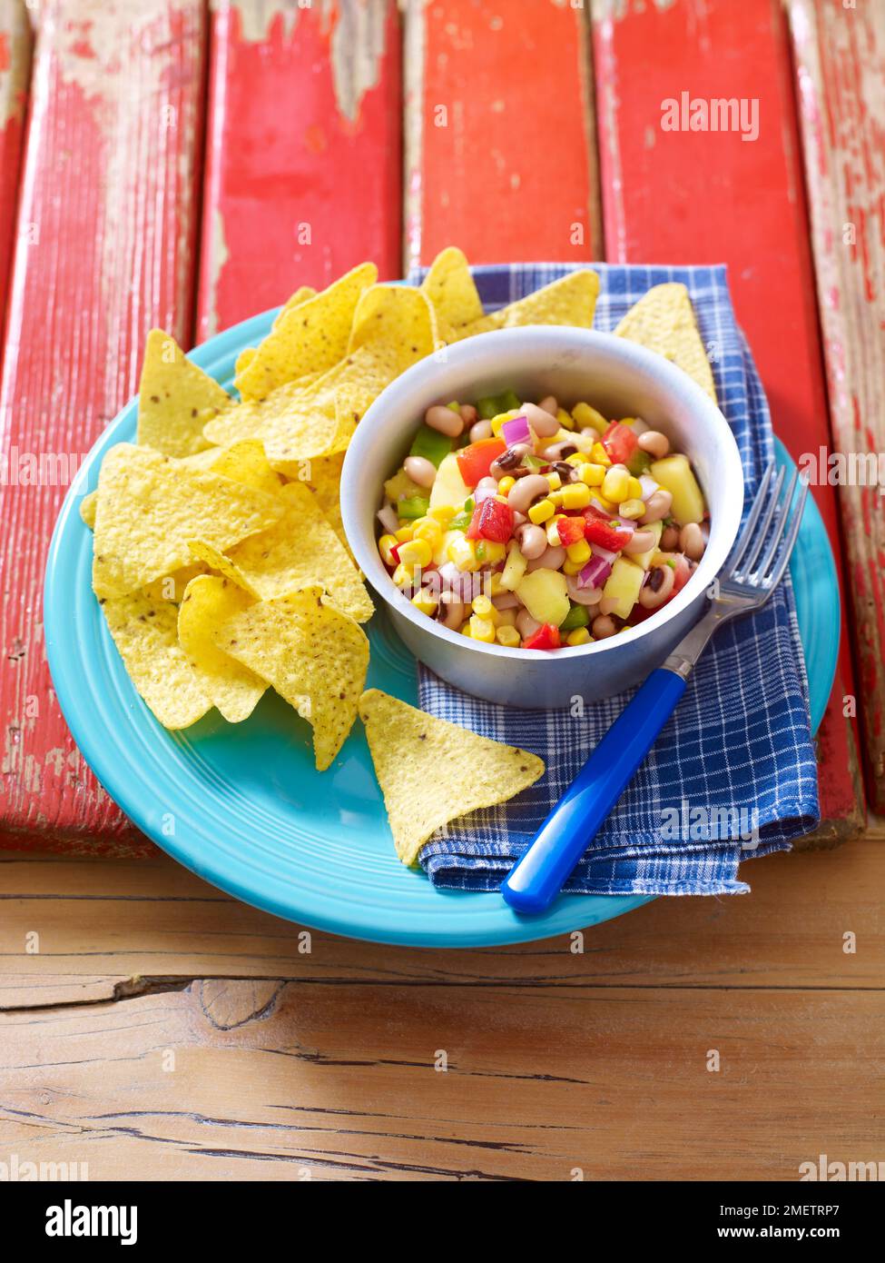 Caviar tropical du Texas, haricots à yeux noirs avec légumes et mangue, servi avec des chips de tortilla Banque D'Images