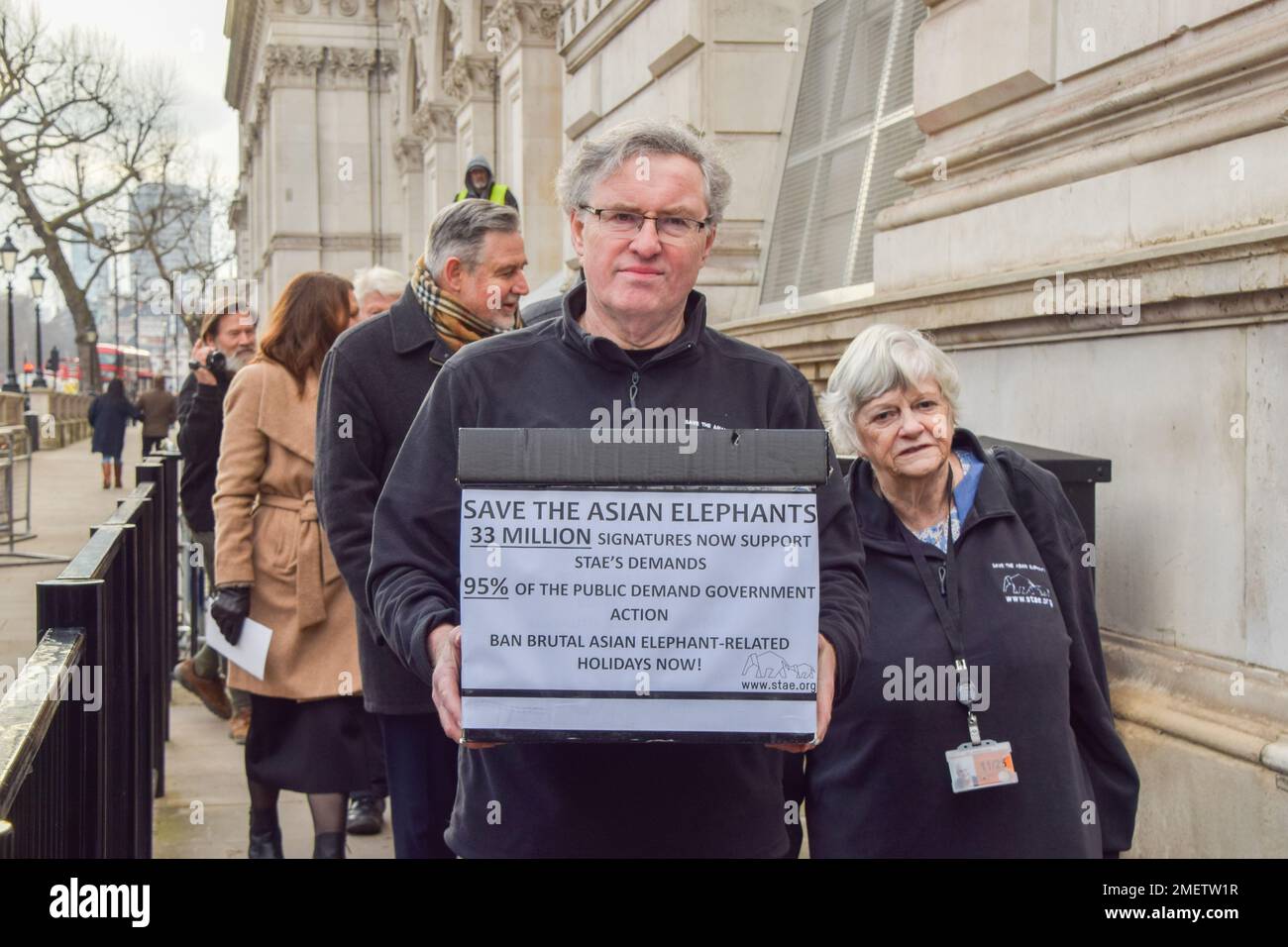 Londres, Angleterre, Royaume-Uni. 24th janvier 2023. Save the Asian Elephants CEO DUNCAN MCNAIR livre la pétition à Downing Street, signée par plus d'un million de personnes et avec plus de 33 millions de signatures au total en accord avec les pétitions STAE, Interdire la publicité et la vente au Royaume-Uni d'attractions touristiques en Asie où les éléphants sont exploités et «formés» en utilisant la méthode de «briser», comme les manèges à éléphants. (Credit image: © Vuk Valcic/ZUMA Press Wire) USAGE ÉDITORIAL SEULEMENT! Non destiné À un usage commercial ! Banque D'Images