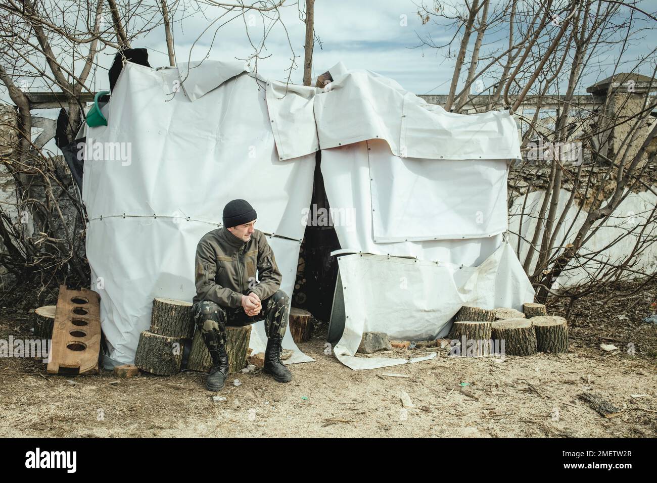 Dima, membre de l'autodéfense territoriale, il a établi un point de contrôle dans son village et surveille les routes d'accès, Holoskiv, Ukraine Banque D'Images