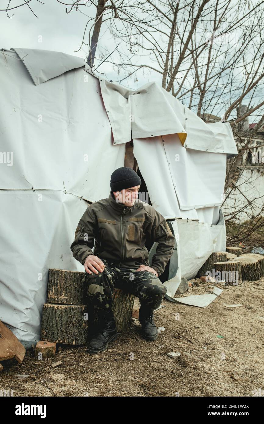 Dima, membre de l'autodéfense territoriale, il a établi un point de contrôle dans son village et surveille les routes d'accès, Holoskiv, Ukraine Banque D'Images