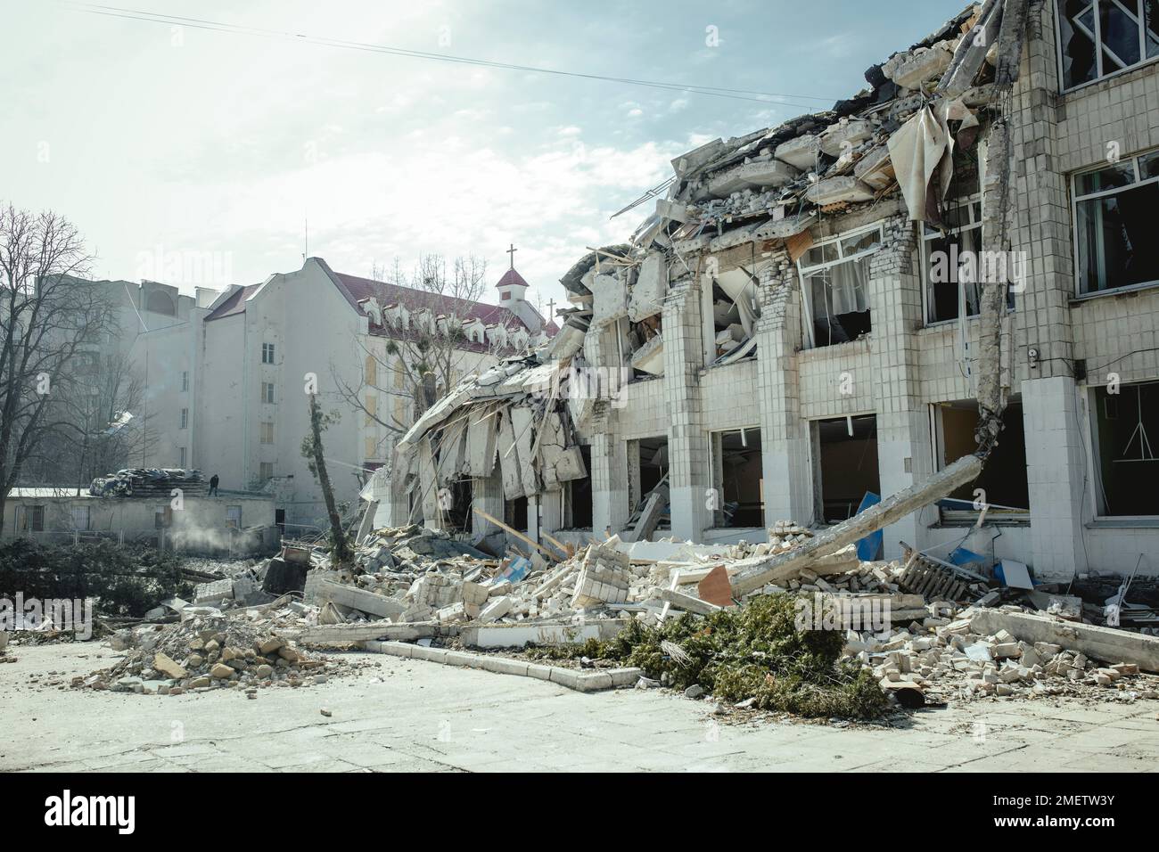 25th école détruite par une attaque de missiles russes le 4 mars à 9:30 h, Schytomir, Ukraine Banque D'Images