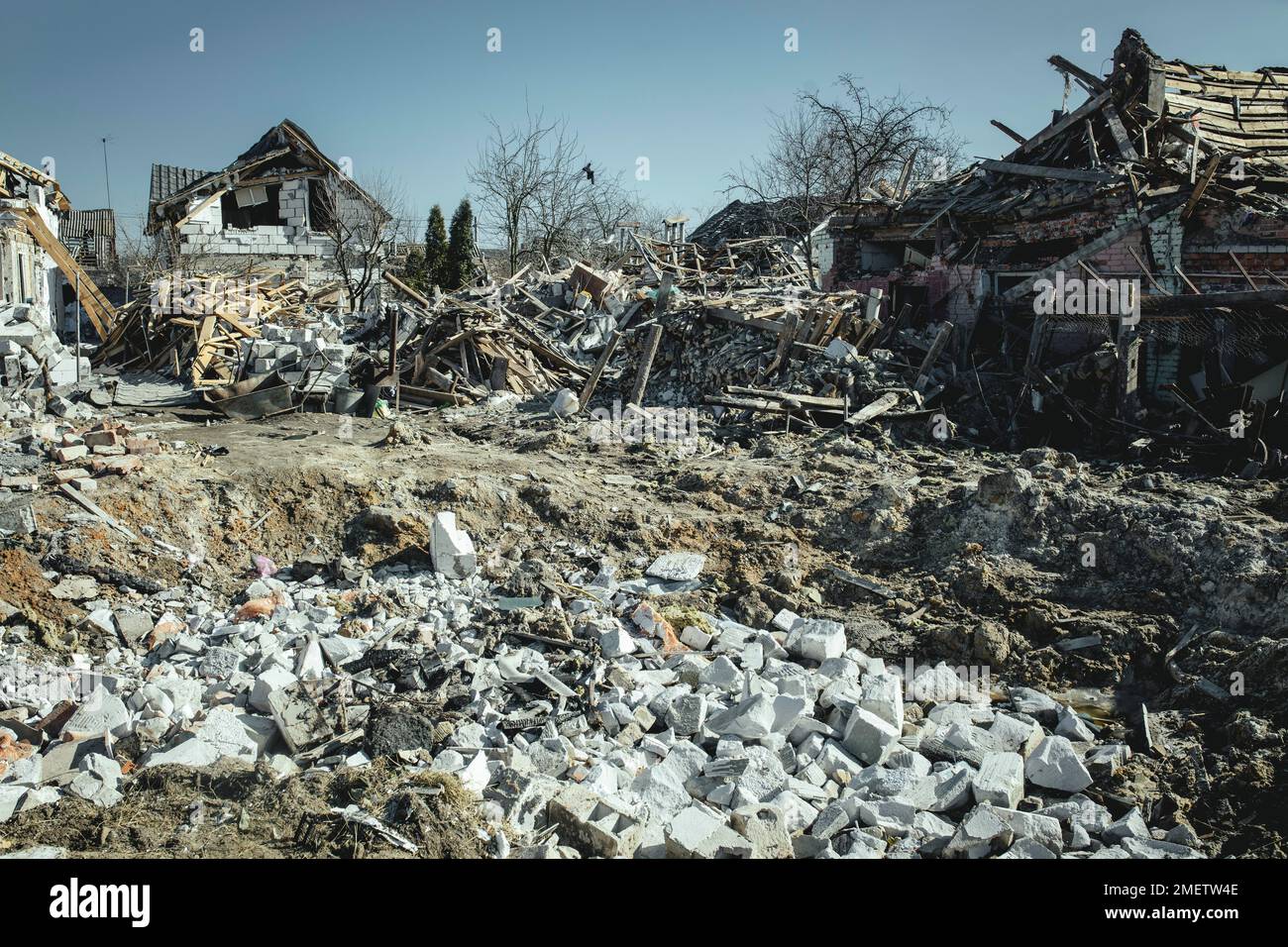 Ruines du quartier résidentiel de Bohunia, il a été détruit par une attaque de missiles russes dans la nuit du 1 au 2 mars 2022, à Schytomir, en Ukraine Banque D'Images