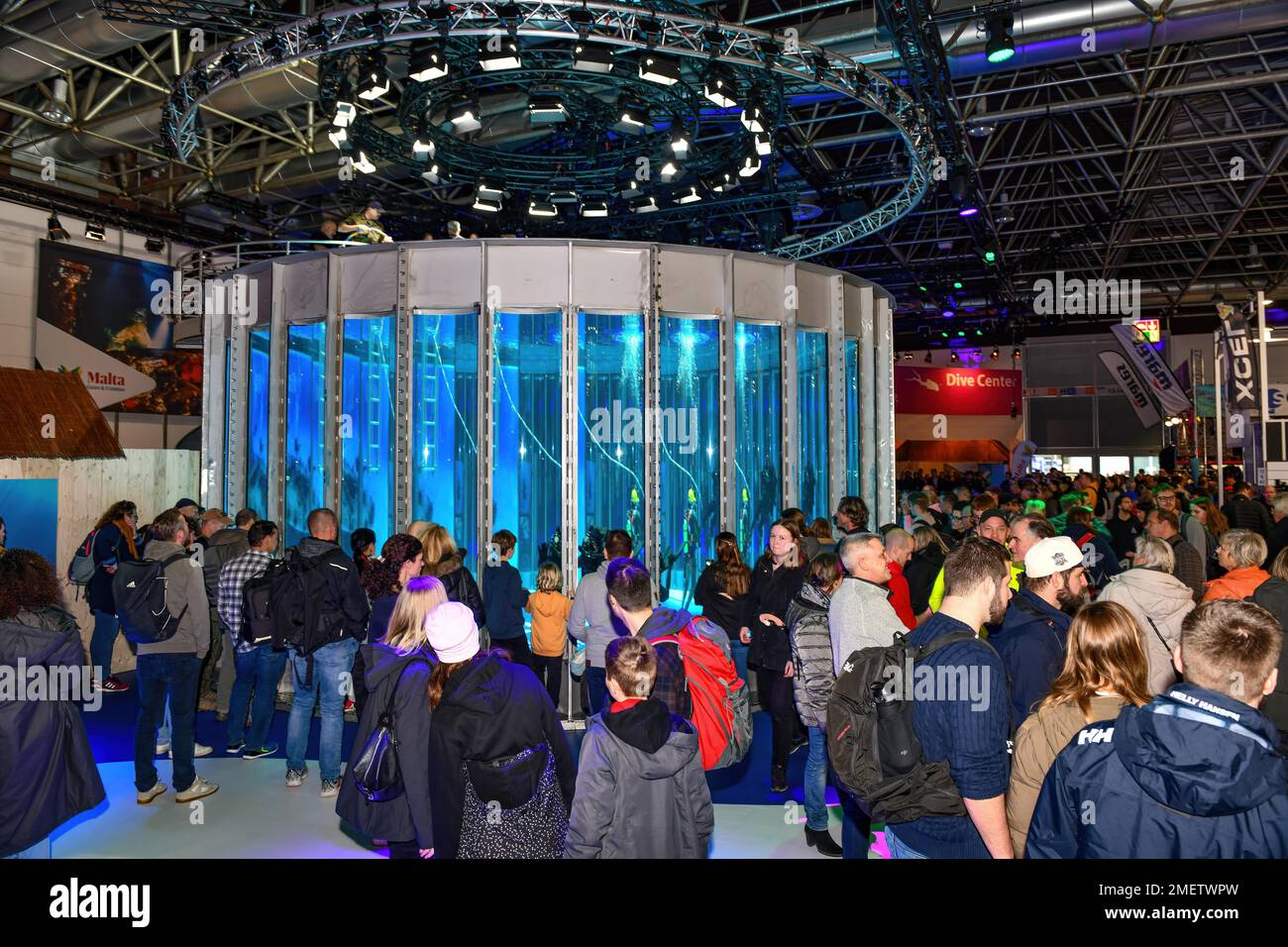 Des spectateurs entourent les visiteurs de la foire qui cherchent une nouvelle tour de plongée dans le hall d'exposition de la salle des sports nautiques, à Düsseldorf, en Rhénanie-du-Nord-Westphalie Banque D'Images