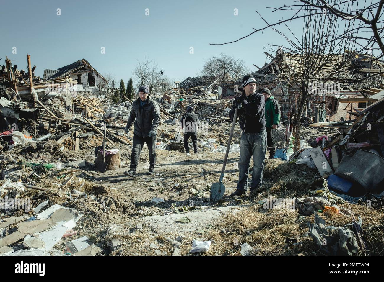 Nettoyage des ruines du quartier résidentiel de Bohunia, il a été détruit par une attaque de missile russe dans la nuit du 1 au 2 mars 2022, le Banque D'Images